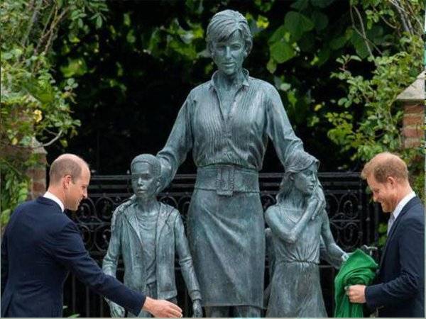 William dan Harry ketika merasmikan tugu peringatan mendiang bonda mereka, Puteri Diana dalam satu upacara ringkas di Sunken Garden, Istana Kensington, London. - Reuters