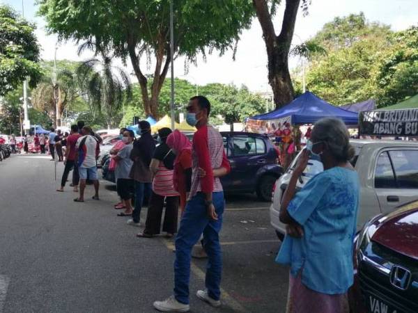 Orang ramai sanggup beratur panjang bagi mendapatkan keperluan asas di UTC Sentul pada Jumaat.