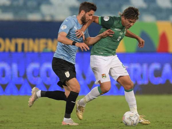 Bentancur (kiri) cuba menyaingi pemain Bolivia, Marcelo Martins pada aksi kumpulan Copa America 2021 di Stadium Arena Pantanal, Cuiaba, pada 24 Jun lalu. - Foto AFP