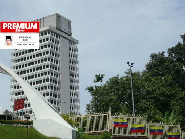 Dalam sidang Dewan Rakyat yang pertama pada tahun 1959, Yang di-Pertuan Agong pertama telah menggambarkan Parlimen dan Perlembagaan sebagai “dinamo kepada demokrasi”.