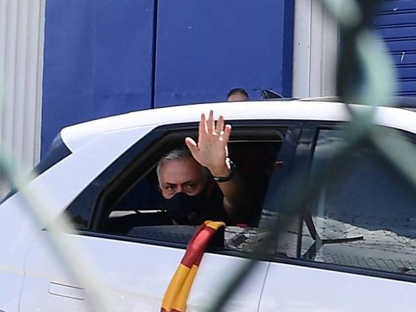 Mourinho melambai kepada penyokong AS Roma selepas tiba di lapangan terbang Ciampino, Rom sebentar tadi. Foto AFP