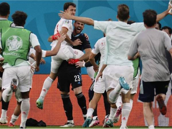 Penjaga gol Sepanyol, Unai Simon meraikan kejayaan mara ke separuh akhir Euro 2020 setelah menewaskan Switzerland 3-1 menerusi penentuan sepakan penalti, pada Sabtu. - Foto EPA