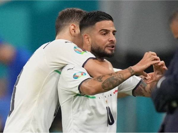 Insigne (kanan) meraikan jaringannya ketika aksi menentang Belgium di Allianz Arena. - Foto EPA