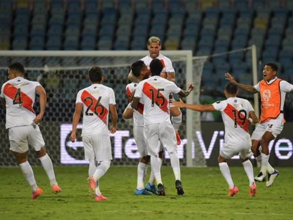 Pemain-pemain Peru meraikan kejayaan menewaskan Paraguay pada saingan suku akhir Copa America 2021 di Stadium Olimpico Pedro Ludovico, Goiânia sebentar tadi. - Foto Copa America