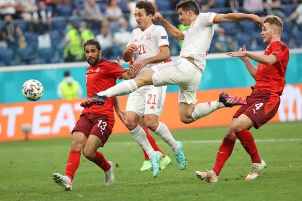 Pemain Sepanyol, Gerard Moreno melakukan percubaan ke arah pintu gol Switzerland. -Foto: UEFA