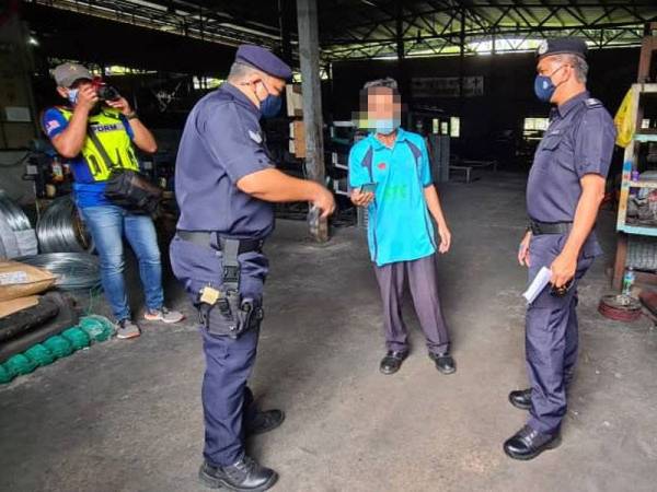 Mohd Zaidi (kanan) hadir menyertai Op Patuh yang dijalankan sekitar Kota Kinabalu.