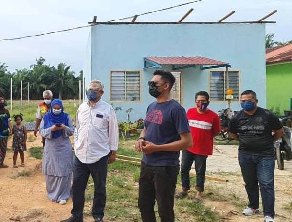 Noh (dua dari kanan) melawat salah sebuah rumah penduduk dilanda ribut di Parlimen Tanjong Karang pada Jumaat. 