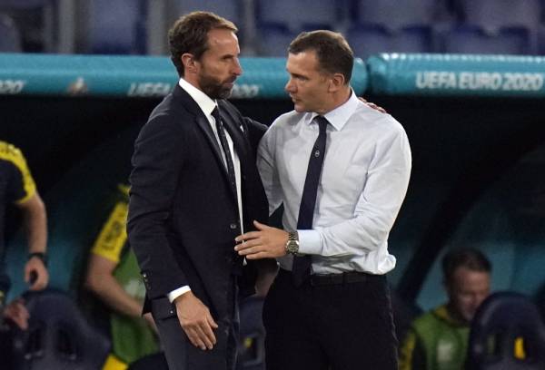 Shevchenko (kanan), berkata sesuatu kepada Southgate setelah tamat perlawanan pada Ahad. -Foto EPA