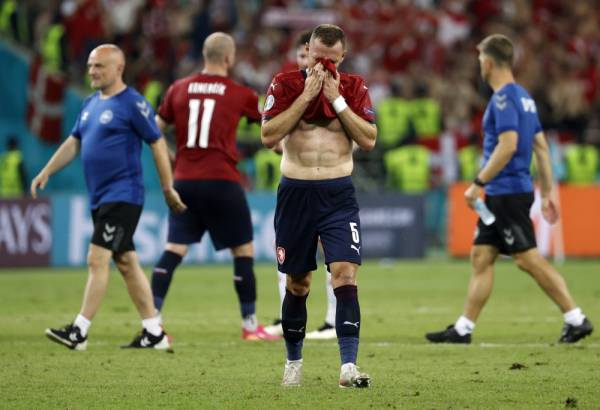 Reaksi pemain Republik Czech Vladimir Coufal selepas kalah kepada Denmark. -Foto EPA