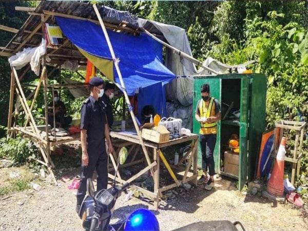 Pemeriksaan oleh anggota dan pegawai yang terlibat dalam Op Patuh di Lipis pada Jumaat lalu. - Foto ihsan PDRM