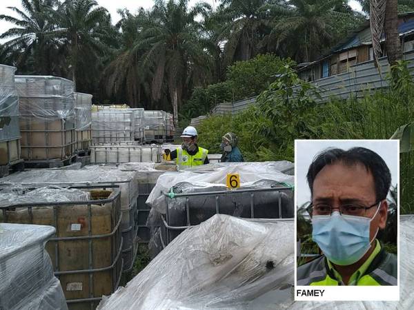 Anggota JAS Johor mengambil sampel bahan kimia di stor simpanan bahan kimia haram di Kampung Baru Sengkang.