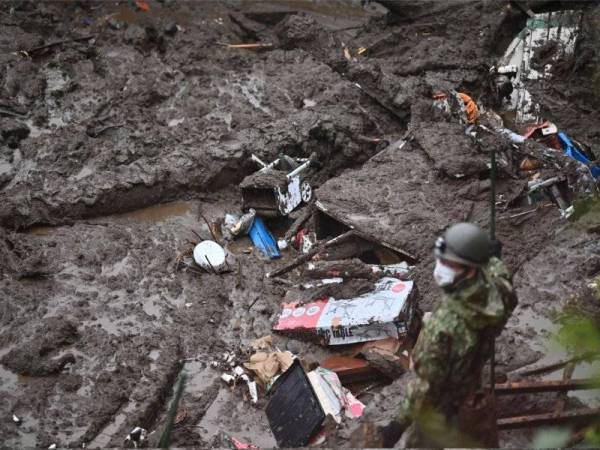 Kira-kira 140 anggota tentera turut dikerah menyertai operasi SAR yang dilancarkan secara besar-besaran itu. - Foto AFP