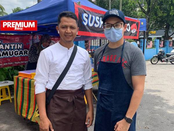 Mohd Khalid (kiri) bersama rakan kongsi di hadapan gerai sushi bombo di Petaling Jaya.