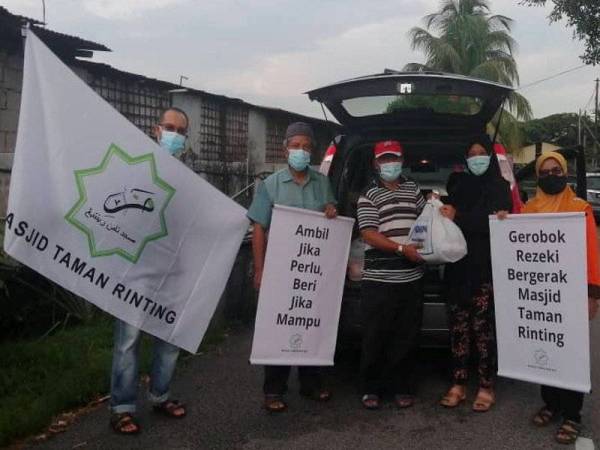 Pihak pengurusan Kampung Masjid Taman Rinting, Johor Bahru menyerahkan barang keperluan asas sumbangan Gerobok Rezeki kepada penduduk setempat yang memerlukan di taman itu pada Isnin.