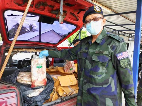 Hasan Basri menunjukkan sebahagian daripada barangan rampasan yang paling banyak dirampas PGA sepanjang Op Bersepadu dalam usaha memperketatkan lagi kawalan di sepanjang kawasan sempadan Malaysia-Thailand di negeri ini.