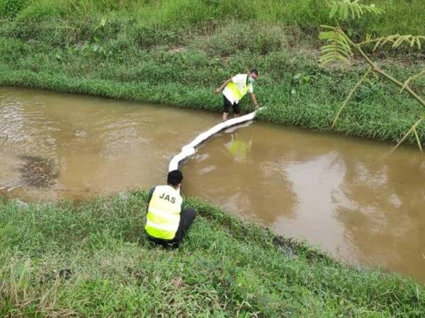 Pihak JAS melakukan pemeriksaan di Sungai Sengkang dan Sungai Skudai, Johor Bahru yang tercemar pada Ahad berpunca daripada pembuangan bahan kimia.