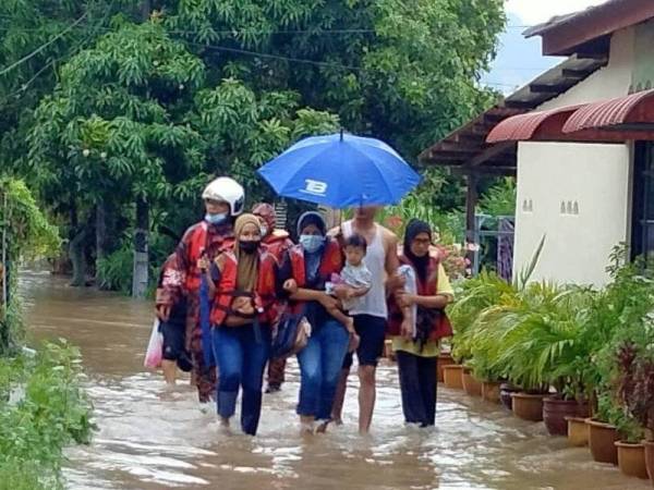 Bayi dan wanita diselamatkan dalam kejadian banjir kilat berdekatan Kampung Sungai Putat, Batu Berendam di sini, pada Isnin.