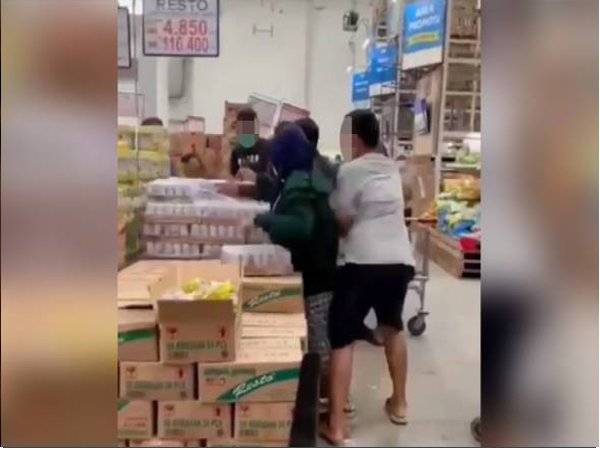 Orang ramai berasak dan berebut untuk mendapatkan susu Bear keluaran Nestle itu di sebuah pasaraya di Tangerang. - Foto Instagram