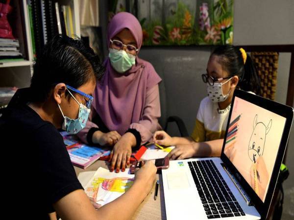 Ibu bapa perlu melengkapkan diri dengan ilmu pengetahuan dan kemahiran yang mencukupi bagi melancarkan pelaksanaan sesi PdPR. - Gambar hiasan