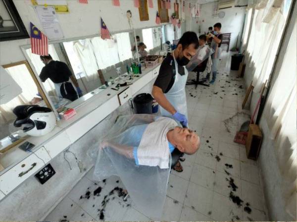 Orang ramai mengunjungi kedai gunting rambut selepas pengoperasian semula kedai gunting rambut selepas kerajaan mengumumkan Perlis antara lima negeri yang termasuk dalam (PPN0 Fasa 2, berkuat kuasa semalam.