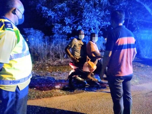 Dua lelaki dikesan keluar pada jam 11.55 malam memberi alasan mahu menghantar roti kepada petugas sekatan jalan raya di Taman Bandar Baru Sungai Lalang.