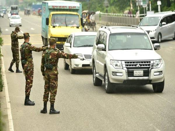 Anggota tentera dilihat bertugas di jalan raya di Dhaka, Bangladesh. - Foto Xinhua