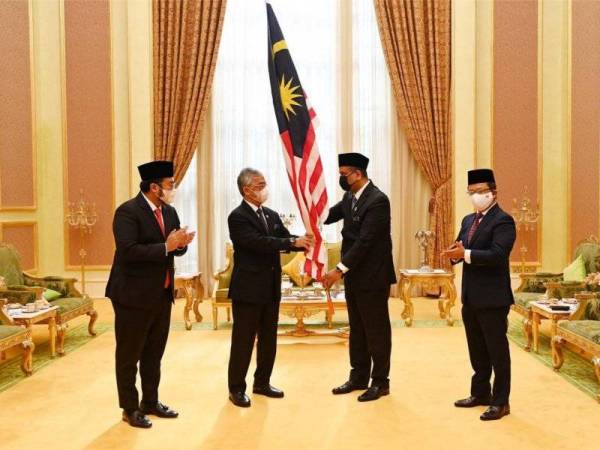 Al-Sultan Abdullah berkenan mengurniakan Jalur Gemilang kepada Reezal Merican sebagai tanda simbolik penerimaan bagi pihak kontinjen negara yang akan bertanding di temasya Sukan Olimpik dan Sukan Paralimpik Tokyo 2020. - Foto Facebook Istana Negara