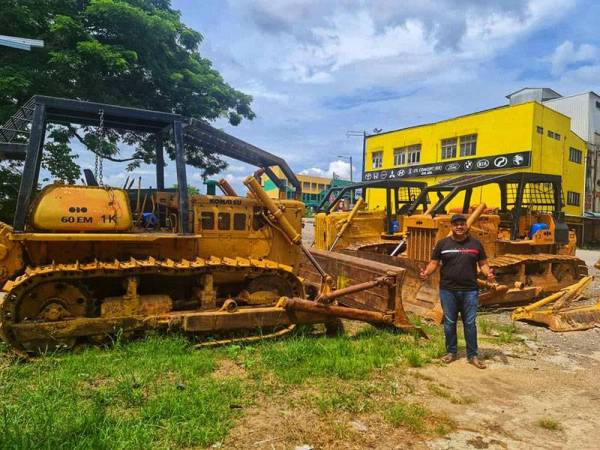 Ali bersama sebahagian jentolak miliknya yang sanggup dihantar ke Raub untuk membantu anggota JPNP.