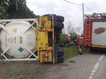 Seorang Maut Enam Cedera Van Kilang Terbabas Ke Dalam Parit