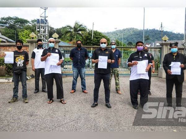 Fadzli (tengah) bersama wakil NGO yang tampil membuat laporan polis di IPD Raub pada Selasa.