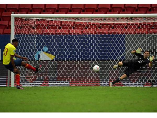 Aksi Martinez ketika cuba menepis sepakan penalti Mina pada aksi separuh akhir Copa America 2021 di Stadium Mane Garrincha, Brasilia.