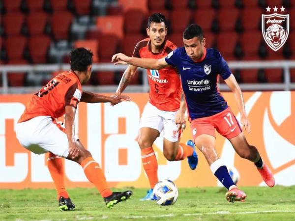 Ramadhan Saifullah ketika cuba melepasi kawalan pemain Ratchaburi dalam aksi Kumpulan G saingan ACL di Stadium Rajamangala, Bangkok. - Foto Facebook Johor Southern Tigers