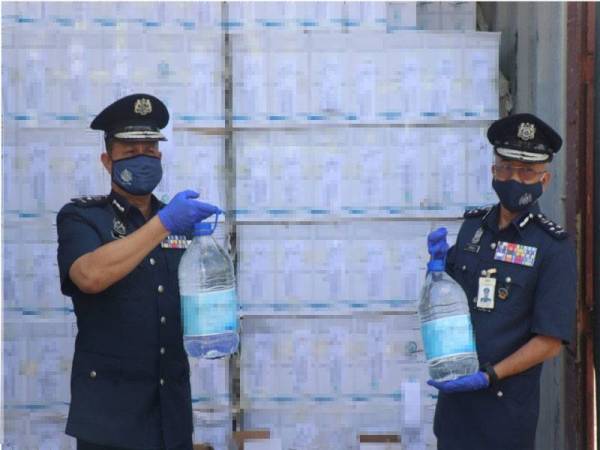 JKDM Zon Tengah Unit III (LTA Kuala Lumpur) merampas kira-kira 27,500 liter air zam zam di Pelabuhan Barat. - Foto ihsan JKDM