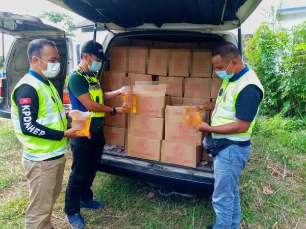 PGA Batalion 7 Kuantan berjaya merampas 298 kotak minyak masak peket bersubsidi di Kampung Padang Embun, Tendong, Pasir Mas pada Rabu.