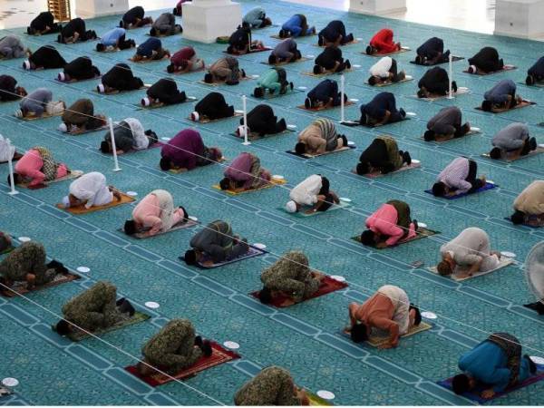 Kerajaan negeri Terengganu membenarkan solat Jumaat, fardu serta jenazah di masjid dan surau dihadiri bilangan jemaah mengikut keluasan dengan mematuhi prosedur operasi standard (SOP). Gambar hiasan. 