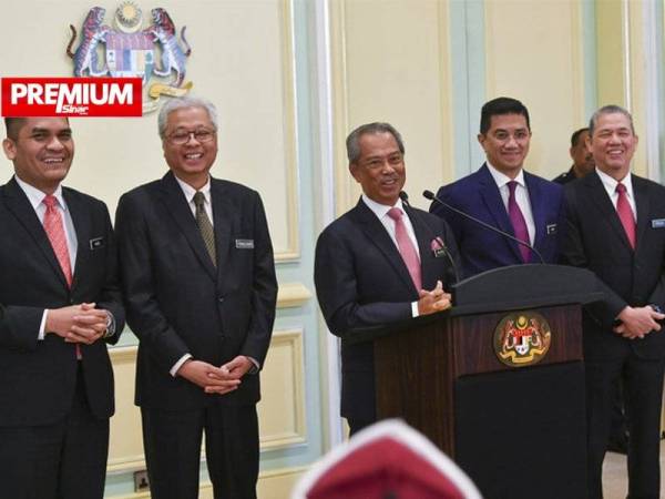 Muhyiddin (tengah) pada sidang akhbar selepas mempengerusikan Mesyuarat Kabinet di Bangunan Perdana Putra, Putrajaya pada 11 Mac 2019.