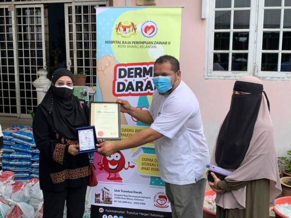 Selasawati (kiri) bergambar bersama Meor (dua,kanan) selepas meninjau program derma darah yang dianjurkan KKAK di sini.