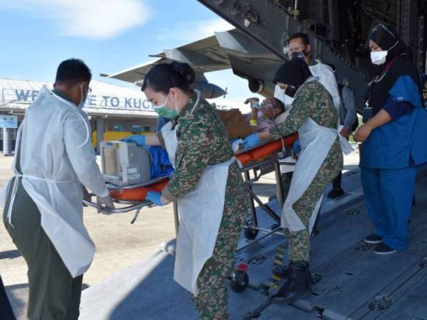 TUDM pada Jumaat laksana penerbangan ihsan bawa seorang lelaki warga emas dari IJN ke Sarawak bagi membolehkannya jalani rawatan rehabilitasi di Wad Isolasi Pusat Jantung Sarawak. - Foto Facebook Angkatan Tentera Malaysia