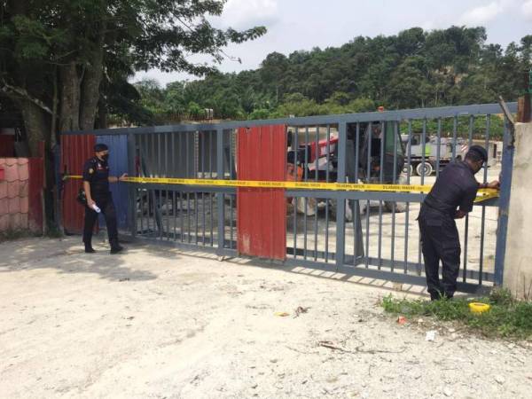 Pihak polis menutup kilang yang didapati beroperasi tanpa lesen melalui sebuah operasi yang dijalankan pada Jumaat di Kuang, di Gombak.