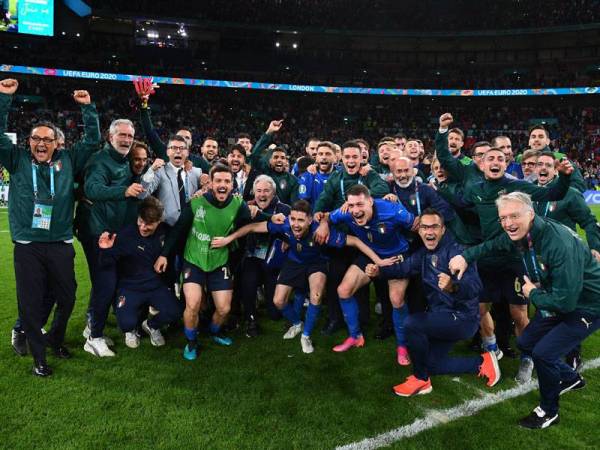 Pemain Itali meraikan kejayaan mara ke perlawanan akhir Euro 2020 selepas mengatasi Sepanyol menerusi penentuan sepakan penalti di Stadium Wembley. - Foto UEFA Euro 2020