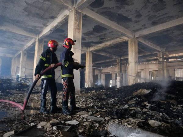 Pasukan mencari dan menyelamat masih berada di tempat kejadian untuk mencari saki-baki mangsa. Foto AP