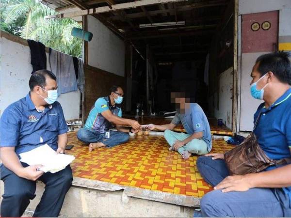 SGK MAINS turut memberikan sumbangan kepada lelaki terbabit ketika menyantuninya disebuah kediaman sementara di Kampung Jijan,Nilai. -Foto ihsan MAINS