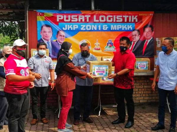 Penyerahan sumbangan disempurnakan oleh Cherami (dua dari kanan) di Pejabat JKP Zon 1 Gombak pada Sabtu.