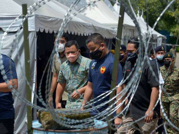 Amirudin Shari meninjau Program Outreach Vaksinasi Covid-19 Kawasan Perintah Kawalan Pergerakan Diperketatkan di Pangsapuri Sri Ayu, Bandar Baru Bangi hari ini.- Foto Bernama