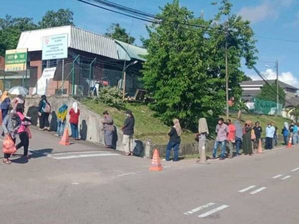 Penduduk sekitar pejabat TNB Kluang, Johor yang terkesan akibat pandemik Covid-19 sedang beratur bagi mendapatkan bantuan makanan disumbangkan warga kerja TNB Kluang menerusi projek Gerobok Rezeki.