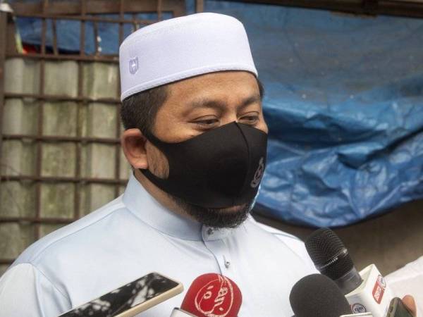 Ahmad Marzuk ketika ditemui pemberita selepas menghadiri Majlis Penyerahan Sumbangan Inspirasi Qaseh Yayasan Pembangunan Ekonomi Islam Malaysia (YaPEIM) di Kampung Sering pada Ahad.