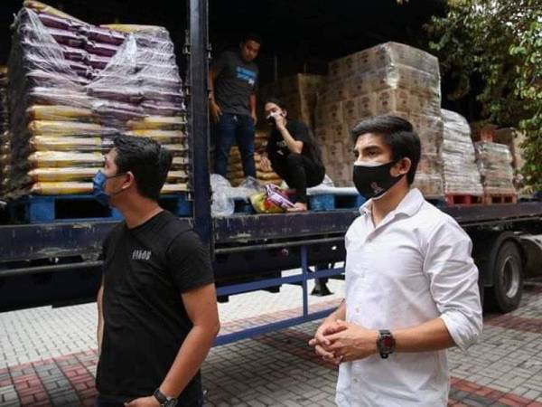 Syed Saddiq melihat treler membawa bantuan makanan untuk diagihkan kepada penduduk di Parlimen Muar. Foto: Facebook Syed Saddiq