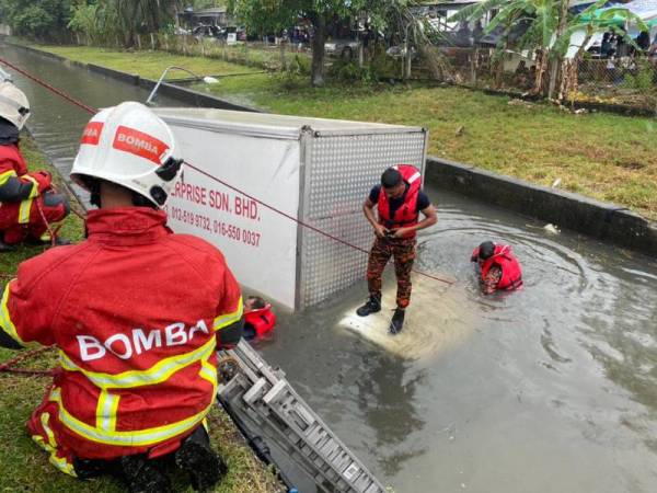 Anggota bomba daripada Unit PPDA sedang lakukan operasi mencari dan menyelamat mangsa yang dikhuatiri lemas selepas lori dinaiki terjunam ke dalam longkang besar di KM 137 (arah ke selatan), Lebuhraya Utara Selatan berhampiran Perai di Bukit Mertajam pada Ahad.