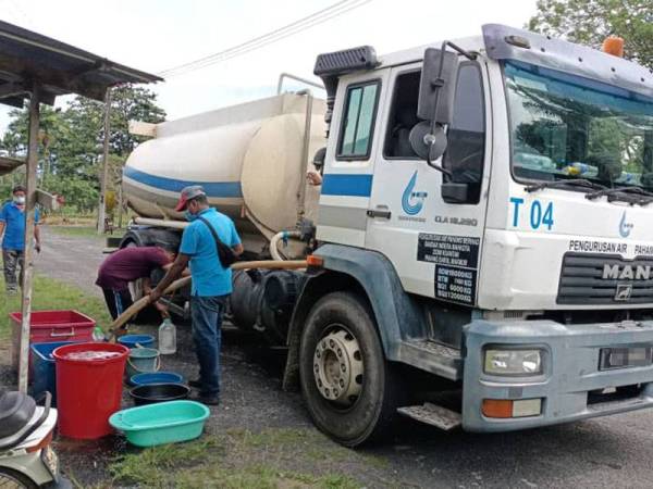 Bekalan air bersih dihantar menggunakan lori tangki untuk kegunaan penduduk di sekitar Keratong, Rompin yang terjejas ekoran gangguan bekalan air di kawasan itu sejak Rabu.