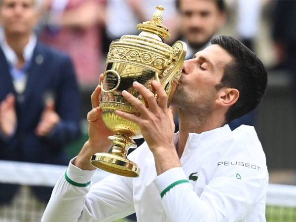 Djokovic bersama trofi Wimbledon yang dimenanginya. - Foto: Reuters